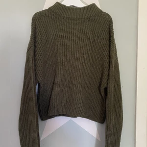 Grön stickad tröja - En jättefin grön stickad tröja som är lite croppad🌷✨ Sticks inte utan är sååå skön!💕🤩 Mycket fint skick! Hör av dig om du har några funderingar! Postar samma dag!
