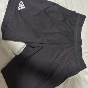 Domare shorts - Helt nya domareshorts. Vill sälja för att de ej passade mig det finns både fickor framme och en bak fika som en vanlig domare har. Storlek M