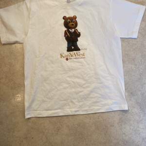 En väldigt snygg Kanye West Late Registration T-shirt. Står M fast jag skulle säga att den passar L-XL därför jag säljer den. Nice oversized T-shirt perfekt för någon som gillar Kanye West. Skriv vid intresse