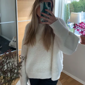 Stickad tröja💞 - Superfin stickad tröja i strl L, då jag ville ha den oversized (bär vanligtvis xs/s). Aldrig använd, därav i bra skick. Köpt för 600, Säljer för 170kr💞