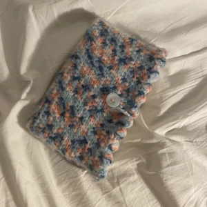 Book sleeve  - Vem vill ha en förstörd bok, inte jag iallafall! Med min booksleeve så kan du säkert ha boken i väskan utan att behöva oroa dig för skador! Book sleeven passar till de flesta pocket böckerna Den är gjord av polyester garn och jag virkar den själv! ❤️