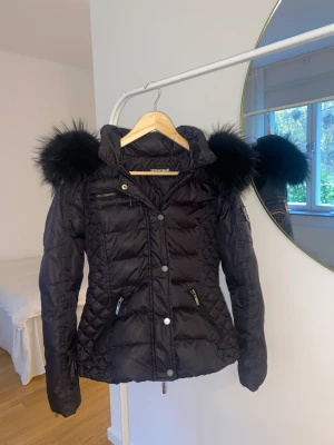 Rock and Blue vinterjacka (real fur) - Säljer min fina svarta Rock and Blue jacka i storlek 36. Jackan har en äkta päls på huvan och är i mycket fint skick. Säljs på grund av att jag har köpt en annan vinterjacka.  Nypris ca 3000 kr. 