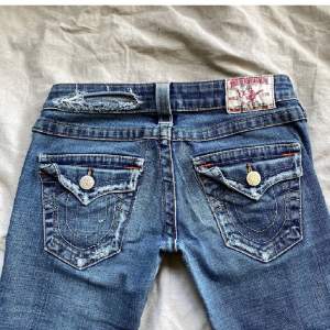 säljer tyvärr mina tvär snygga true religion jeans då dem inte längre passar.  midjemått: 75cm  innerbenslängd: 85 cm