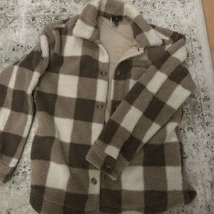 Rutig Teddy jacka - Jacka från HM, använder ej längre, skick 10/10