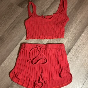 rött sett - säljer de här fina röda settet, då det är för litet. det är i fint skick och endast använda några få gånger.