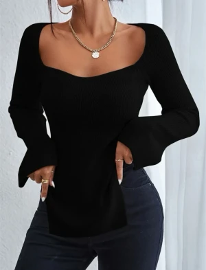 Svart stickad tröja. - Lånad bild. Jättefin svart stickad tröja. Jättefint material och är stretchig. Elegant topp som är bra att ha. Aldrig använt. Storlek L ❤️ 150kr + frakt❤️