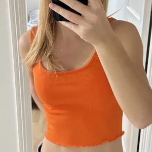 Orange linne - Orange linne från bikbok släjs i storlek XS. Linnet har aldrig använts och är därmed i helt nytt skick