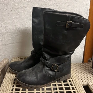 Vinterstövlar med lurvig insida (dammiga för dom stått i förråd) - Supersköna stövlar med fina detaljer. Det är lurvigt innerfoder som gör att dom värmer bra över fot och ben