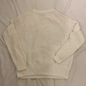 Offwhite stickad tröja från lager 157 i storlek L. Använd fåtal gånger därav nyskick. Säljer pga att den inte kommer till användning.