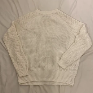 Stickad tröja från lager 157 - Offwhite stickad tröja från lager 157 i storlek L. Använd fåtal gånger därav nyskick. Säljer pga att den inte kommer till användning.
