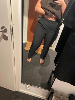 Kostymbyxor Na-kd  - Kostymbyxor från Na-kd storlek 42. 