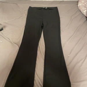 Byxor  - Säljer pga dem inte kommer till användning. Aldrig använda 