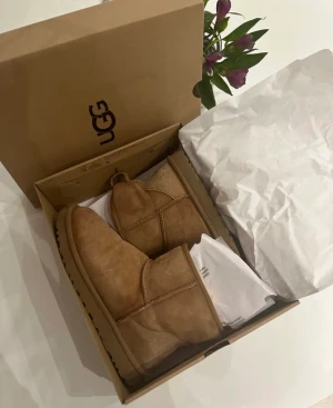 Uggs - Helt nya uggs. Lite för stora för mig och de är slutsålda i min storlek så tänkte sälja de istället. Nypris 2300kr