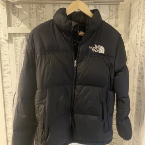 North Face jacka - jättefin vinterjacka som tyvärr inte kommer till användning. den har inga hål/fläckar, dragkedjorna funkar som de ska & den är i bra skick. storleken är en xl youth, vilket motsvarar xs/s i damstorlek. priset kan diskuteras😊💗
