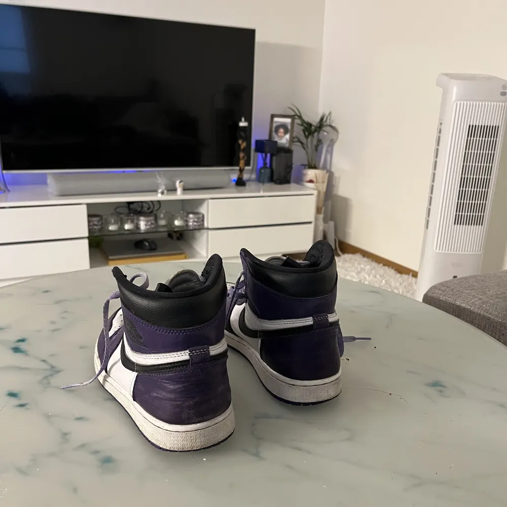  Säljer nu mina Jordan 1 Court Purple då jag knappt använder de längre, trodde inte jag skulle sälja de så har varken kvitto eller låda kvar. Skor.