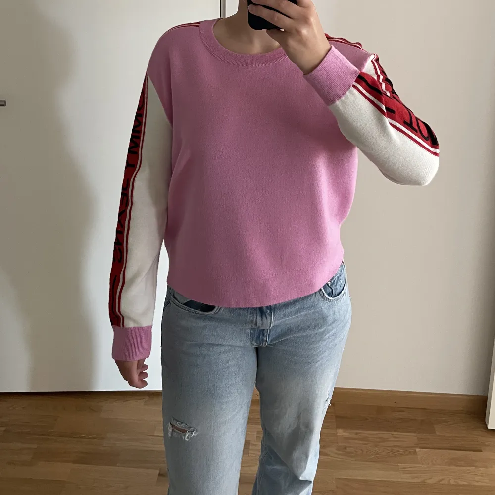 En rosa/röd tunnstickat Tommy Hilfiger (Tommy Jeans) tröja🩷❤️. Även denna är princip oanvända och kommer tyvärr inte till använding hos mig. Tröjan är i storlek M och köpt för ca 1200☺️. Stickat.