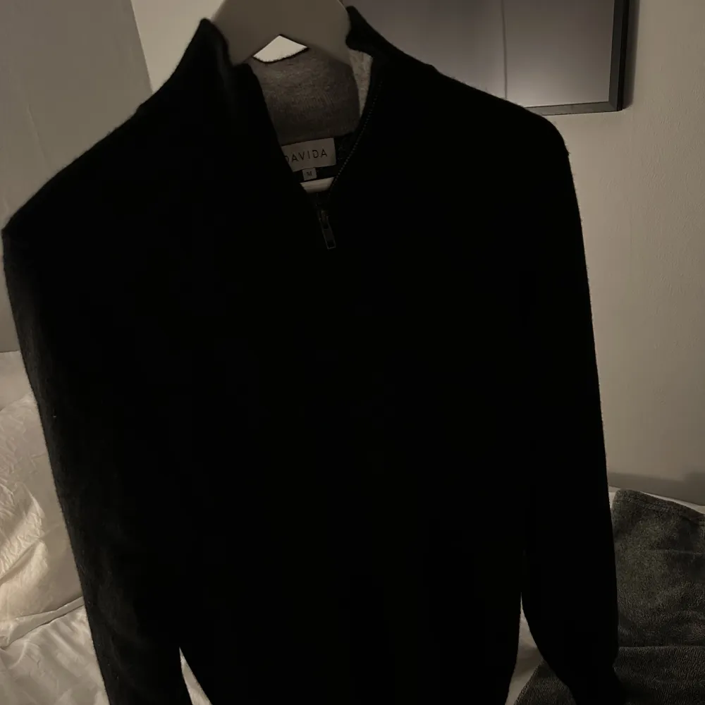 Säljer en Davida Kasmirtröja som är nästan helt ny, använd ett fåtal gånger, säljer pågrund av att den är för stor för mig, tröjan har storlek (M). Tröjor & Koftor.