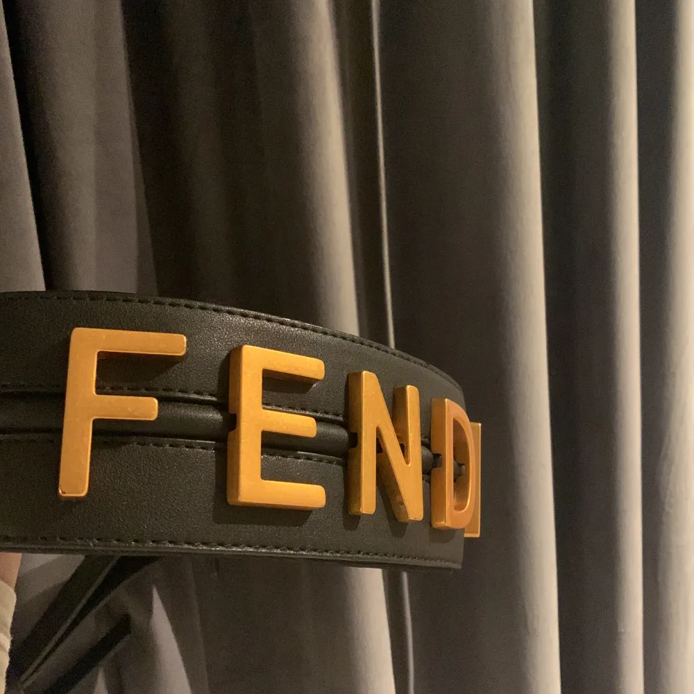 Säljer nu min vintage Fendi väska köpt på ”finare” sexound hand för 1900 men säljer nu för 1000. Väskor.