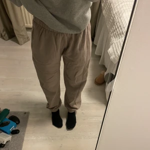 Brandy mjukisbyxor  - Mjukisbyxor från brandy Melville, supersköna men använder tyvärr inte 🫶 De är typ gammalrosa/beiga 