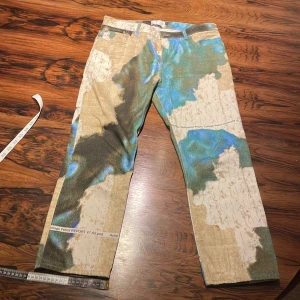 Acne Studios Lågmidjade Mönstrade Jeans - Skitcoola vintage Acne jeans, dam/unisex,  Knappt använda,  64 cm byxlängd,  Väldigt unika, Skickas eller hämtas i Täby Acne Studios Wallpaper Photo Colmage Petrol REPORT V1 A2