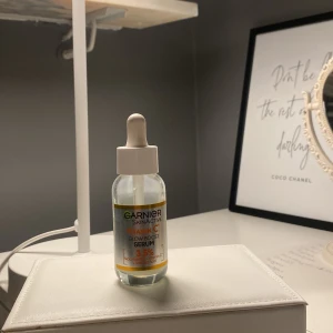 Vitamin C serum - En ny vitamin C serum som köptes i somras från normal: original pris 130kr, mitt pris; 70kr! Jättebra för huden. Den innehåller: Niacinamide vilket förminskar porer, Vitamin C som ger dig glowen och Salicylic acid som jämnar huden! Klicka gärna på köp nu❤️