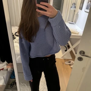 Blå stickad tröja  - Blå stickad tröja från Bershka i storlek XS. Lite kortare i modellen. Varm och skön. Endast använd ett fåtal gånger.