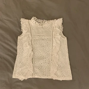 Vit blus - Jag säljer min jätte fina vita blus men som inte kommer till användning, har använt kanske 1-2 gånger. Fick den begagnat💞