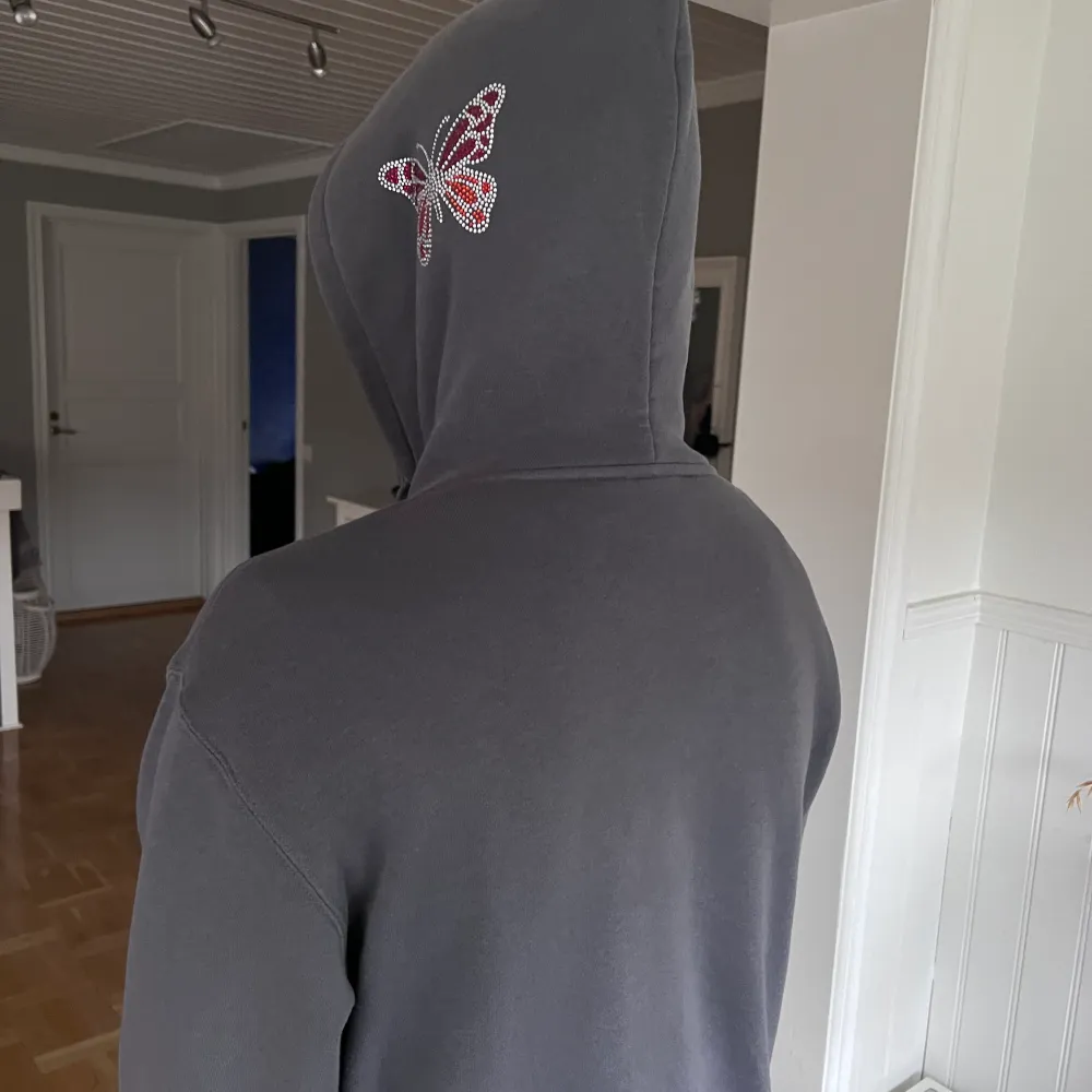Grå zip hoodie från one of one  Använd fåtal gånger  Är i bra skick  Nypris 1000kr. Hoodies.