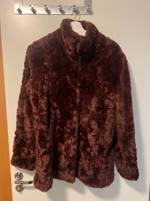 Tiger of Sweden fuskpäls jacka strl S - Nästintill helt oanvänd fuskpäls från Tiger of Sweden i storlek small.   Färg : burgundy.  Köparen står för frakt. Kan även mötas upp i Stockholm 