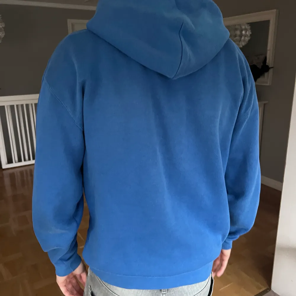 Blå one of one zip hoodie  Bra skick  Nypris 1000. Hoodies.