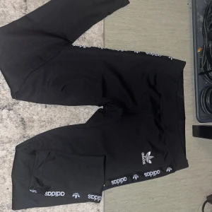 Adidas leggings  - Helt nya inte använda 