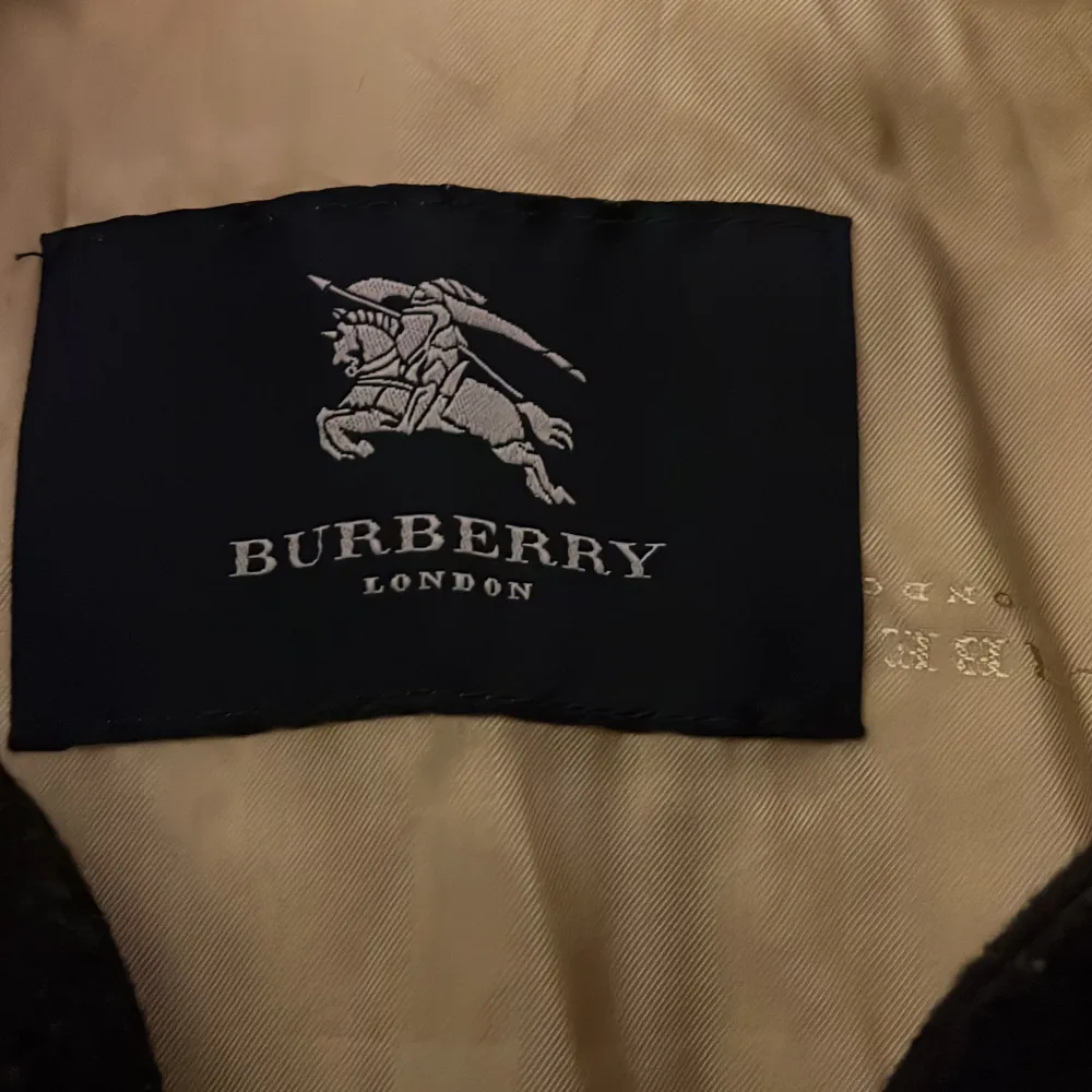 Klassisk vintage Burberry, den är fodrad och fodret kan tas ut. Den passar en storlek L. Är min farmors gamla men storleken passar mig inte. Väldigt bra skick . Jackor.