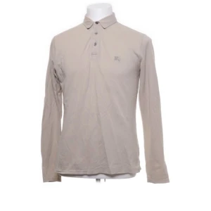 Burberry Brit Rugbytröja - Riktigt snygg och äkthetskontrollerad Burberry Brit rugbytröja(långärmad piké) säljes. I fint skick och i storlek M. Ordinare pris ligger nånstans runt 5000 kr. Kan både fraktas och hämtas upp