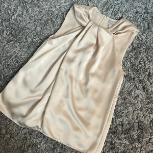 Blus - Så fin blus som man kan både klä upp och klä ner😍använd som högst fem gånger❤️frakt ingår inte