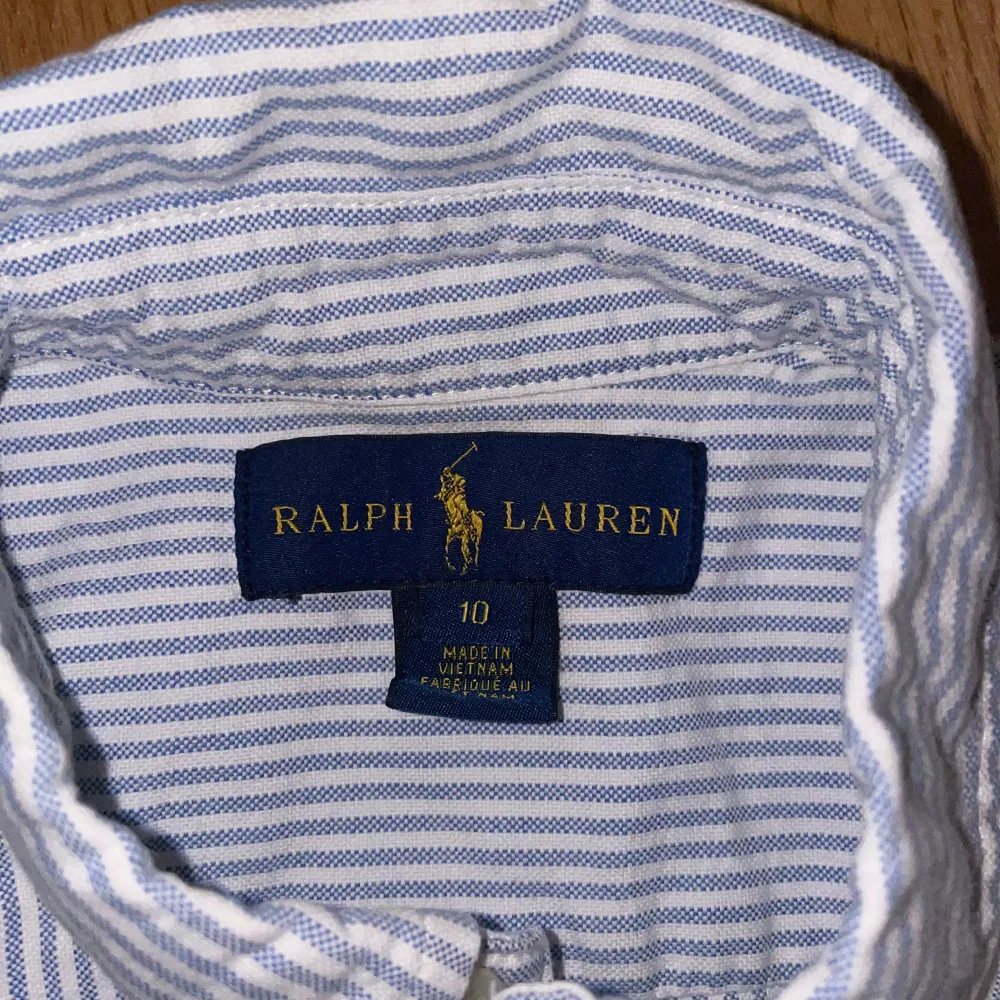 Tja säljer denna feta Ralph lauren skjortan i strlk 10 , tveka inte vid frågor!!!. Skjortor.