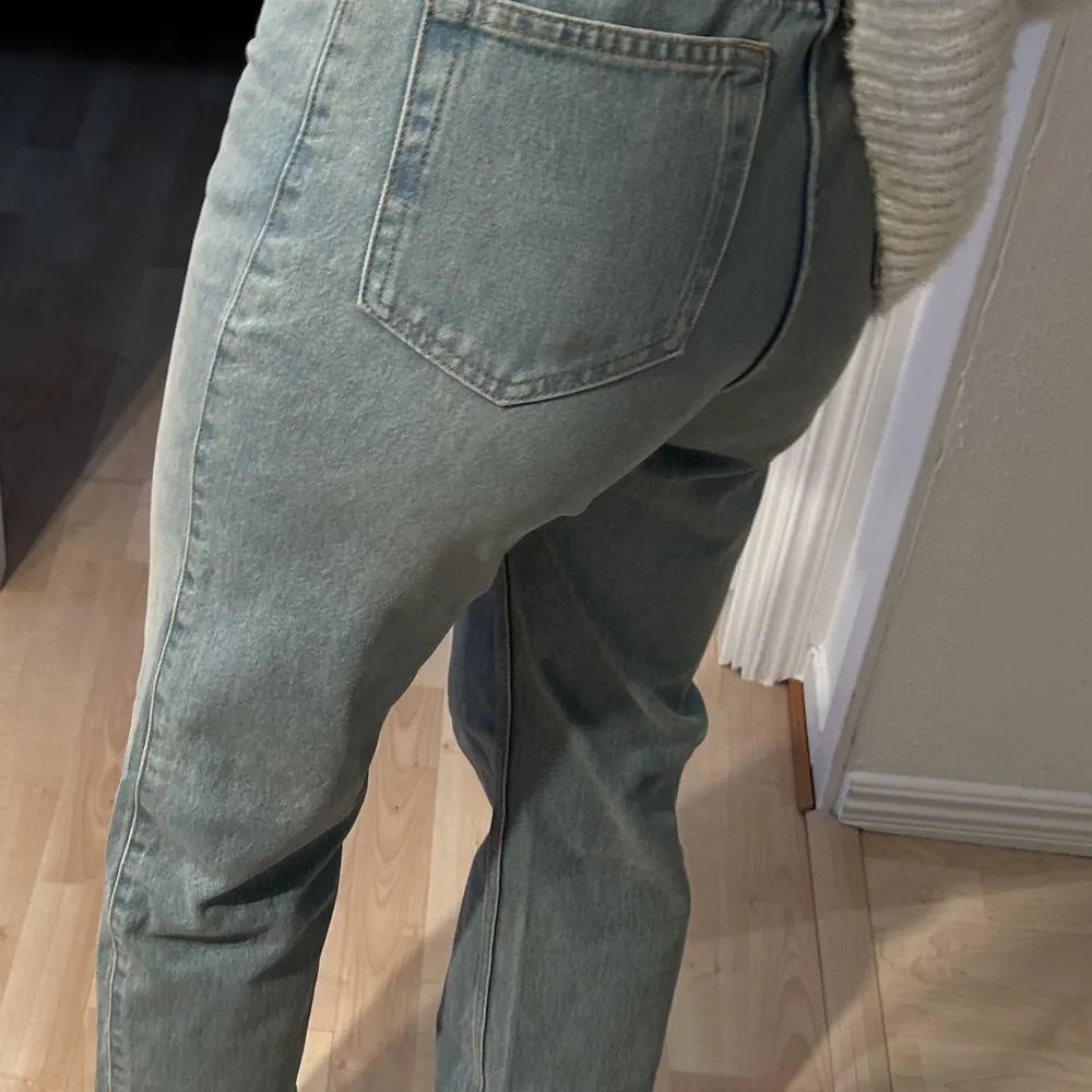 Blåa Weekday Rowe jeans i storlek W26L30. Inköpta för 590kr och säljs för 200kr. Liten defekt vid vänstra ficka men inget stort eller så synligt💕 . Jeans & Byxor.