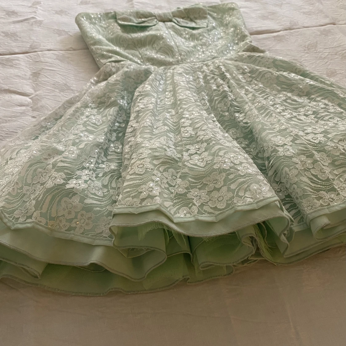 Otrolig mini klänning med rosett - 90