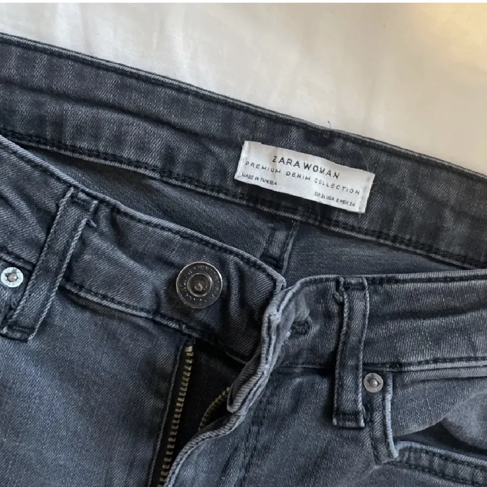 Säljer dessa ursnygga zara jeans då det tyvärr inte kommer till använding😽 tveka inte med att höra av er vid frågor!! Storlek 24 men de är väldigt stretchiga och passar mig jättebra som vanligtvis har storlek 27. Jeans & Byxor.