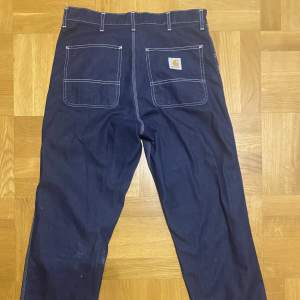 Mörkblå Carhart jeans i storlek 32 som är knappt använda.   Pris kan diskuteras vid snabbaffär. Hör av er vid frågor eller funderingar!  