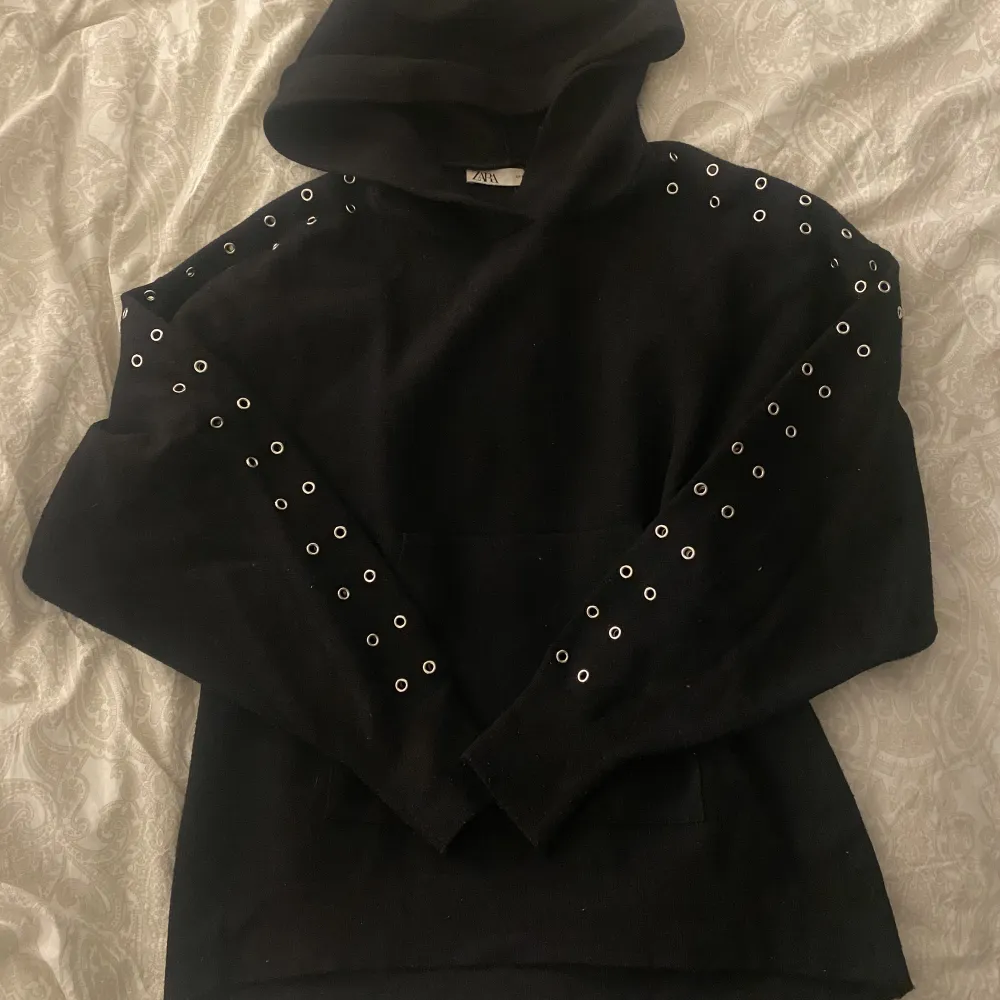 Jättefin svart hoodie med detaljer längst ärmarna. Jätteskön, ganska tunt material. Lite noprig för välanvänd men inget som stör och fint skick annars.. Hoodies.