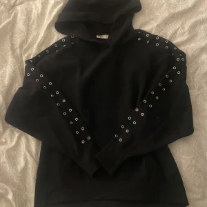 Svart Zara hoodie - Jättefin svart hoodie med detaljer längst ärmarna. Jätteskön, ganska tunt material. Lite noprig för välanvänd men inget som stör och fint skick annars.