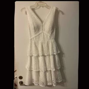 Helt ny studentklänning - Helt ny och oanvänd studentklänning. Nypris:700kr. Är jättefin men tyvärr blev den aldrig använd. Är i storlek 34/36. Köparen står för frakten❤️