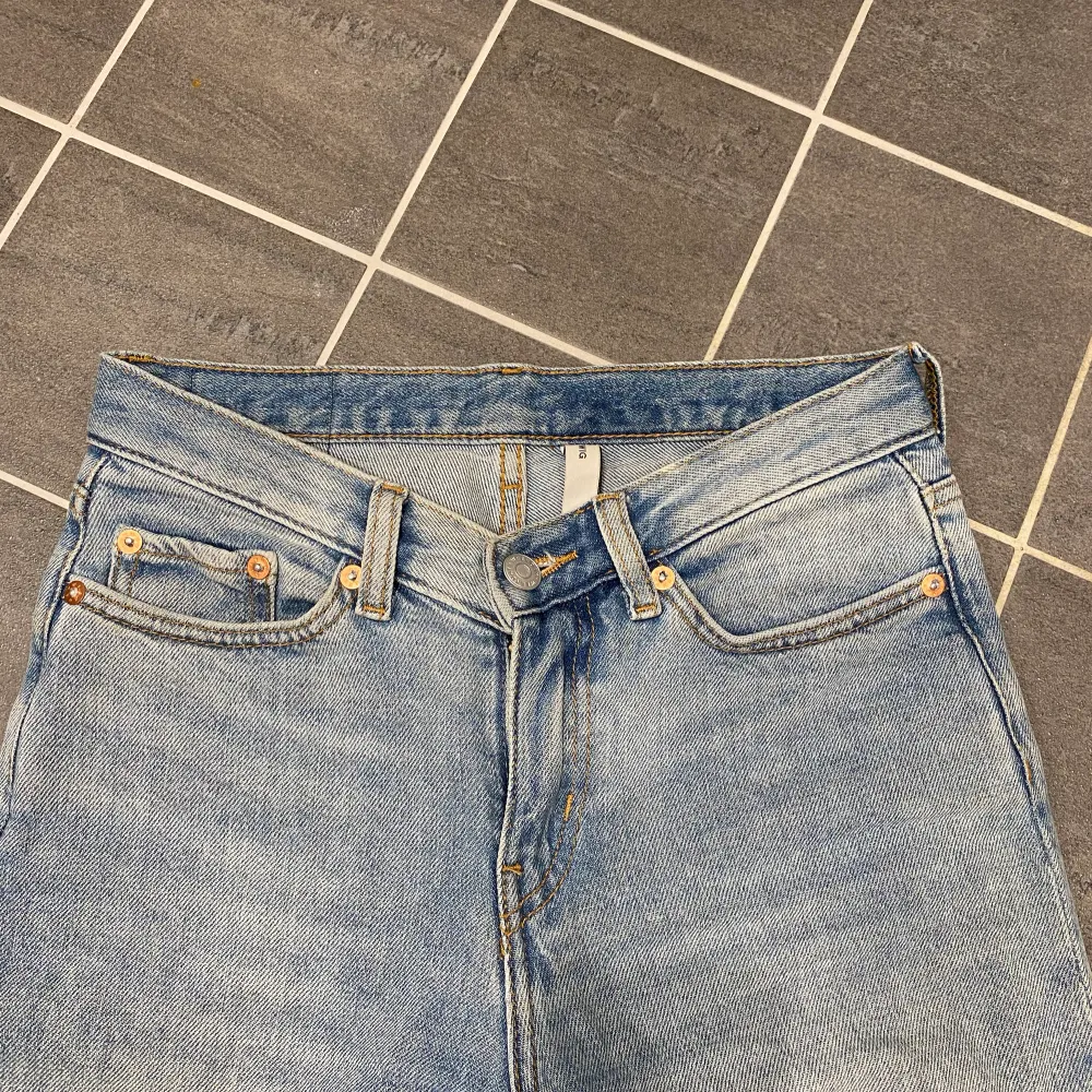 Low Waist jeans från weekday. Midjans nedre kant är format som ett v. . Jeans & Byxor.
