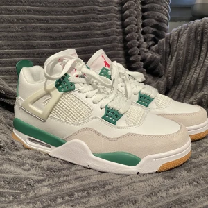 Air Jordan 4 Retro SB Pine Green - Säljer nu iväg dessa feta dojjor! Inga byten osv! Dessa är aldrig använda och säljes på grund av bilinköp