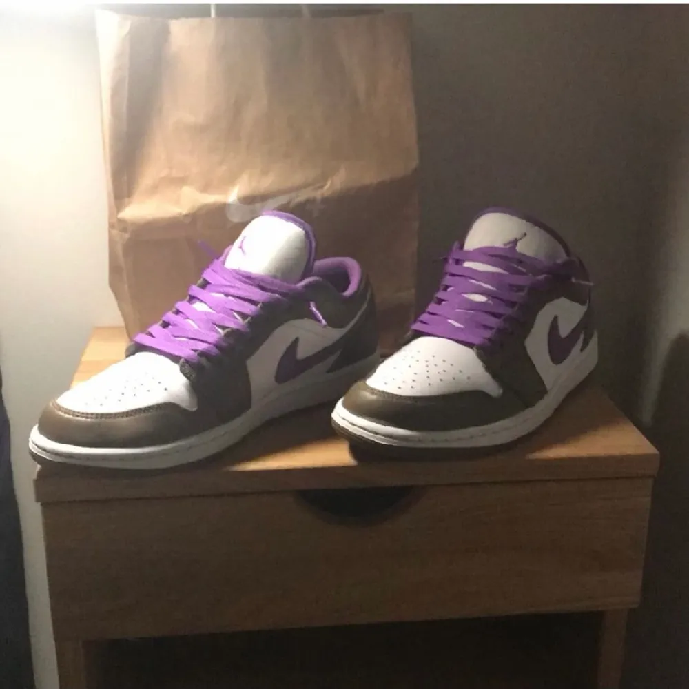 Här är mina gamla Air Jordan 1 low purple mocha som man kan använda när man gymmar eller bara går ut på stan. Köpte dem i Frankrike för 1500kr på NIKE. Kvitto finns!  Pris kan diskuteras vid seriös köpare!  Var inte rädd att meddela vid frågor!. Skor.