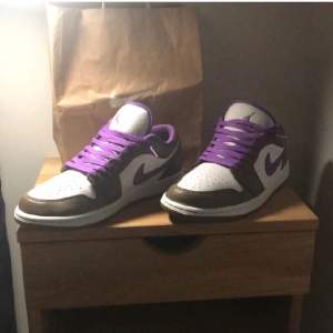 Här är mina gamla Air Jordan 1 low purple mocha som man kan använda när man gymmar eller bara går ut på stan. Köpte dem i Frankrike för 1500kr på NIKE. Kvitto finns!  Pris kan diskuteras vid seriös köpare!  Var inte rädd att meddela vid frågor!