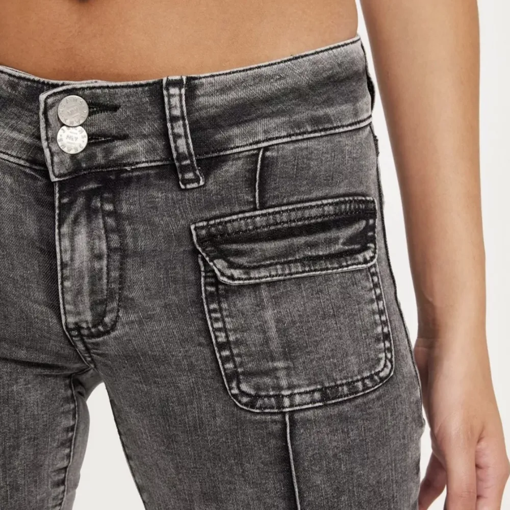 Low waist jeans från Nelly. Helt nya lappen sitter kvar, aldrig använt pga för stora. Nypris 699kr. Jeans & Byxor.
