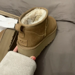 UGG - Säljer ett par helt nya trendiga uggs som är endast testade en gång! säljer dom då jag inte tycker att de var ett par skor som passade mig!🩷jag glömde skicka tbx dom och nu gått över retur datumet därför säljer jag dom här!🥰köpa för 2200kr!
