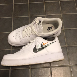 Air Force 1 - Air force 1 använda typ 2-3 gånger Storlek 44. Dom är lite för små för mig därför jag säljer dom