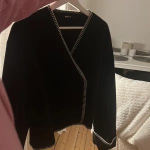 Kofta/jacka  - Ifrån gina!!🫶🏼 använd få gånger så fint skick, slutsåld i alla storlekar